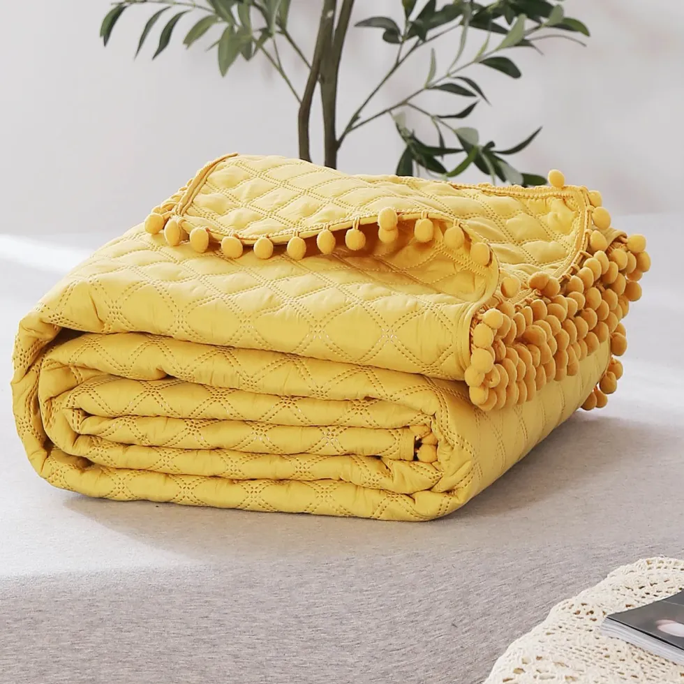 Narzuta Pikowana Z Pomponami POMPOO Musztardowy