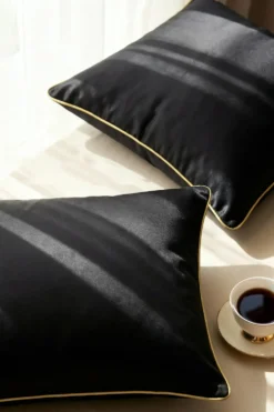 Satynowa Poszewka Queen Premium ze Złotą Lamówką Czarny