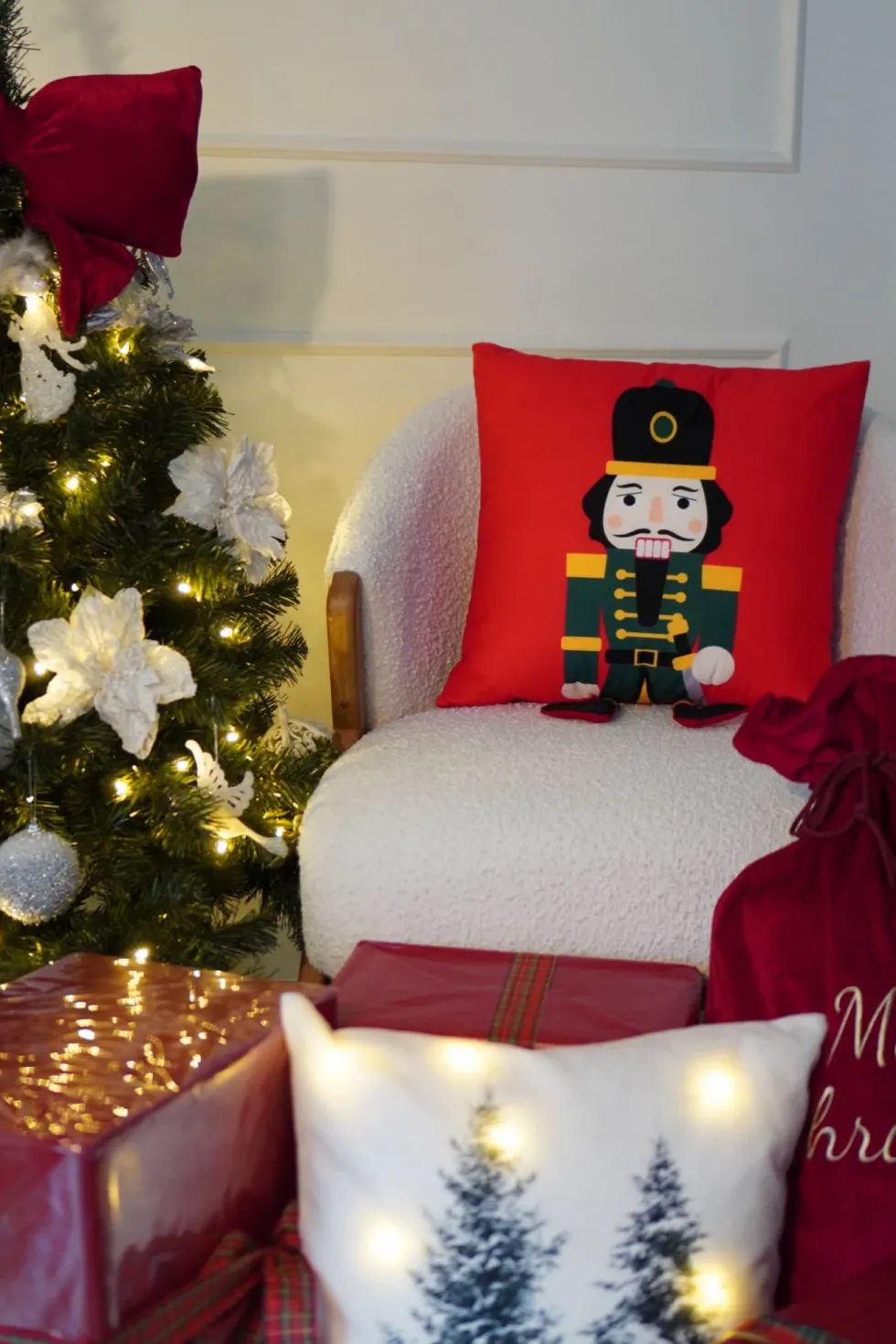 Welurowa Poszewka Świąteczna Nut Cracker Czerwony