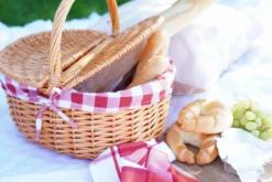 Wiklinowy Kosz Piknikowy z Rączką i Tkaniną Czerwony