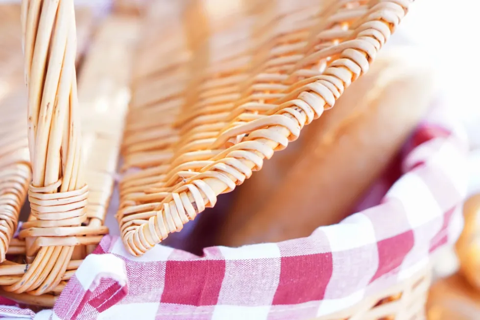 Wiklinowy Kosz Piknikowy z Rączką i Tkaniną Czerwony